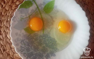 В тарелку разбить яйца. 