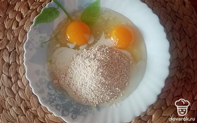 Ввести овсяную муку и соль. Хорошо взбить венчиком. 