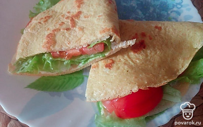 Подавать овсяноблин с любимой начинкой. В моем случае это лист салата и свежий помидор. Приятного аппетита! 