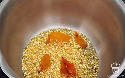 Всыпьте кукурузную крупу, добавьте очищенную тыкву. 