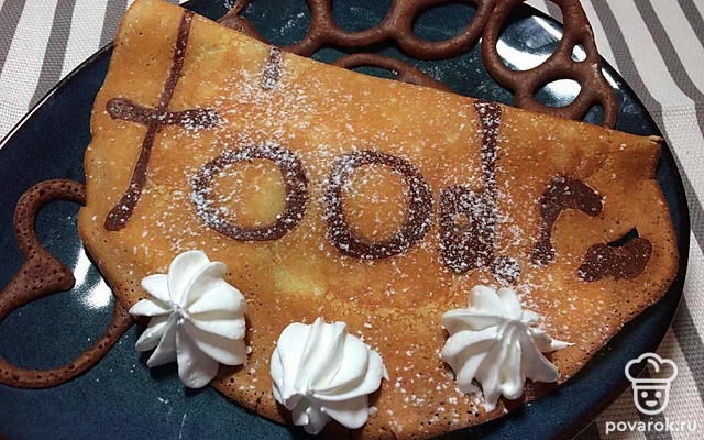 Полосатые блинчики со сливками и бананом — Рецепт с фото