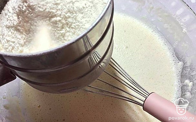 Приготовьте тесто. Для этого смешайте яйца, сахар, молоко и муку. Пробейте блендером до однородной массы. Влейте растительное масло.