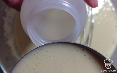 Часть теста отлейте в бутылку с тонким носиком и добавьте какао. Хорошо потрясите.