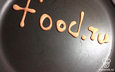 На сковороде сделайте любой рисунок из бутылочки и залейте основным тестом.