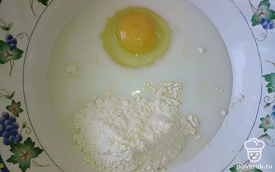 В глубокую посуду налейте молоко. Добавьте яйцо, соль, разрыхлитель, растительное масло и просеянную муку.