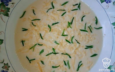 Добавьте натертый на крупной терке сыр и рубленую зелень. Хорошо перемешайте.