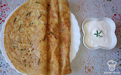 Подавайте блины со сметаной.