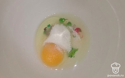 Смешать яйцо с сахаром и солью.