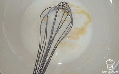 Добавить кефир, смешать.