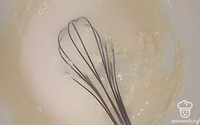 Постепенно добавлять муку. В горячую воду всыпать соду, перемешать и смешать с тестом. 