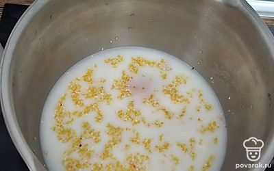 Залейте водой, молоком и поставьте на огонь.