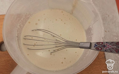 Замесите тесто для блинов из муки, яйца, молока и соли.
