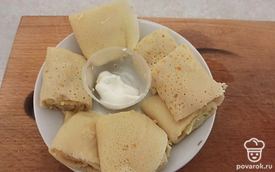 Подавайте порционно со сметаной.