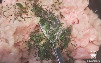 Делаем начинку: в фарш добавляем зелень и соль.