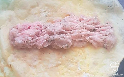 Жарим яичный блин и выкладываем фарш, сворачиваем рулетом.