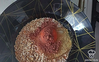 Овсянку измельчить блендером. Добавить яйцо, щепотку соли, какао, молоко и все хорошо перемешать до однородной массы.