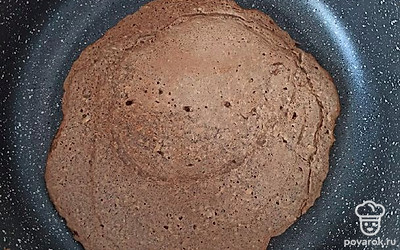 Разогреть сковороду, вылить туда тесто и распределить по сковороде.
Овсяноблин выпекать на среднем огне, накрыв крышкой, с двух сторон по 3-4 минуты.