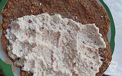 Готовый овсяноблин переложить на тарелку, на половинку выложить начинку. У меня был творог и джем. Накрыть начинку второй половиной овсяноблина и завтрак готов!