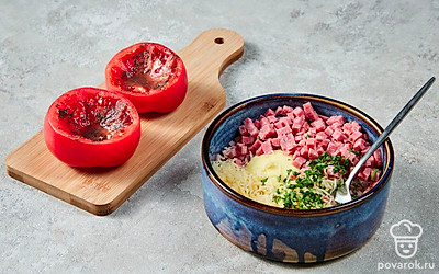 Приготовьте закуску. Смешайте для начинки твердый сыр, колбасу, укроп, майонез, чеснок и соль. В корзинки, сделанные из помидоров, выложите плавленый сыр. Затем начинку.