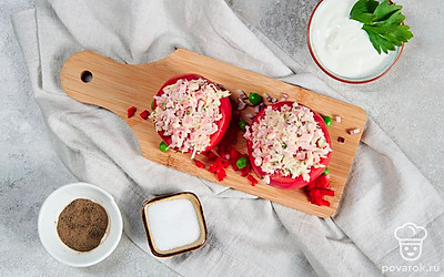 Выложите фаршированные колбасой помидоры на тарелку, украсьте зеленью и подавайте к столу.