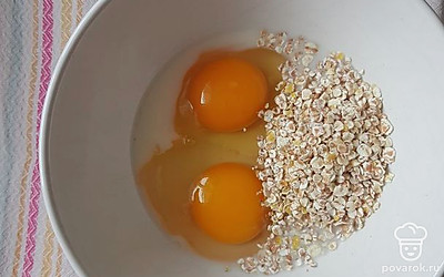 В миске взбейте вилкой яйца, добавьте молоко и злаковые хлопья, тщательно перемешайте. Оставьте блинную смесь на 10 минут. 
