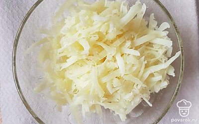 Твердый сыр натрите на крупной терке. 