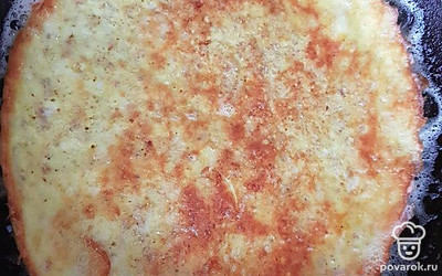 На смазанную маслом сковороду вылейте блинную смесь и жарьте овсяноблин с каждой стороны по 6 минут до золотистого цвета. 