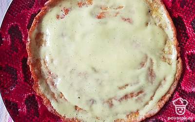 Готовый овсяноблин переложите на тарелку и смажьте майонезом по всей поверхности. 