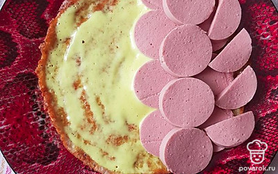 На одну половину овсяноблина выложите кружочки паштета (или намажьте паштет на одну половину).