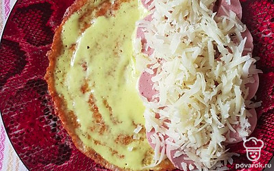 На паштет выложите тертый сыр. 