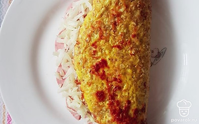 Накройте овсяноблин второй половиной и переложите на сервировочную тарелку. Овсяноблин с печёночным паштетом готов!