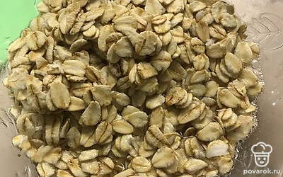 Залейте геркулес водой и оставьте на 5 минут. 