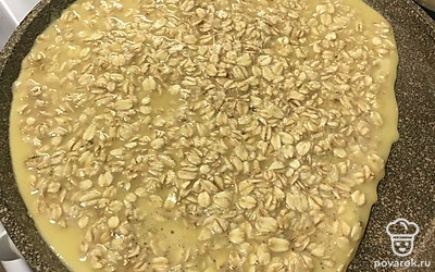 Влейте на сковородку и разровняйте наш блин. Обжаривайте с двух сторон под закрытой крышкой.