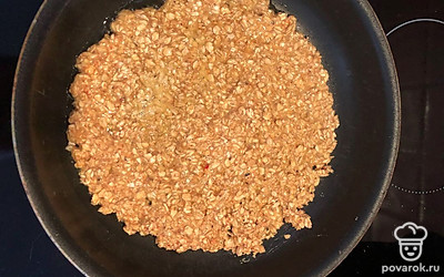 Выложить полученную смесь на разогретую сковородку.