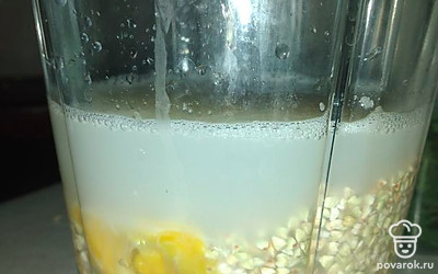 Берём яйца, зелёную гречку, соль и стакан воды и все помещаем в блендер.