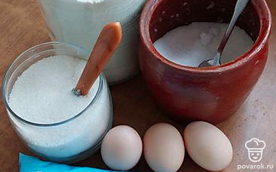 Для блинчиков взять молоко, яйца, муку, сахар, соль.