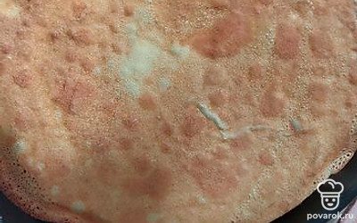 Первый раз смазать сковороду подсолнечным маслом. Выпекать с двух сторон.