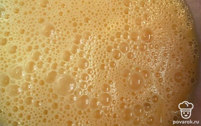 Яйца хорошо моем. Молоко достаём в тёплое место или подогреваем. Выбиваем в глубокую миску яйца, добавляем соль и сахар и взбиваем до однородной массы.