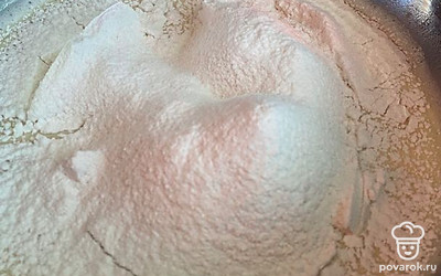 Просеиваем муку и перемешиваем до тех пор, пока не пропадут комочки. Добавляем подсолнечное масло и перемешиваем.