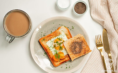 Яйцо в тосте — красивая и интересная идея для завтрака. Подайте его на блюдце к чашке утреннего кофе.