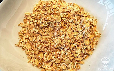 Немного измельчаем овсяные хлопья.