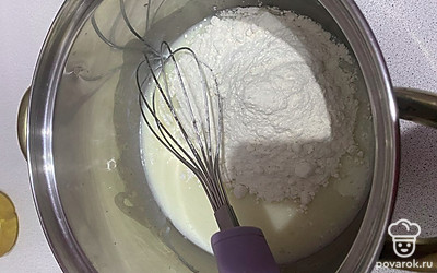 Добавим молоко, муку.