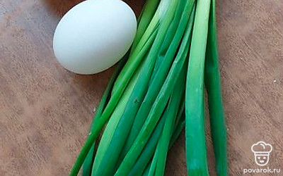 Сварить 4 яйца в крутую, взять пол пучка зелёного лука.