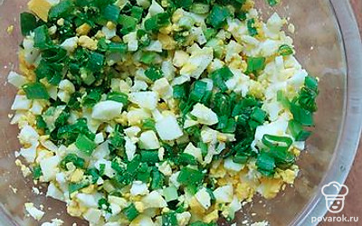 Мелко порезать яйца, зелёный лук, добавить соль, перец по вкусу, тщательно смешать.