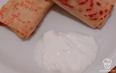 Перед подачей обжарить, подавать со сметаной.