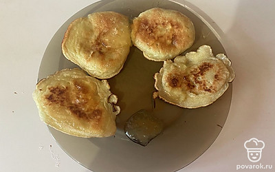 Готовые блины полейте жидким мёдом.