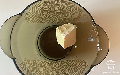 Сливочное масло поместите в посуду.