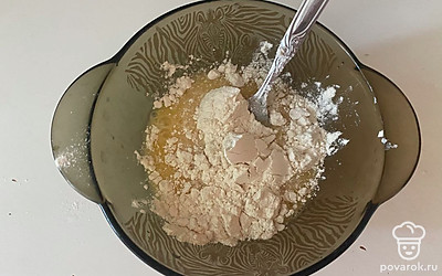 Затем просейте муку.