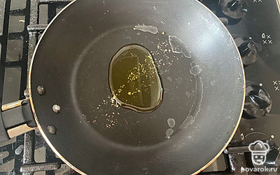 Сковороду смажьте маслом и поставьте на огонь.