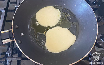 При помощи столовой ложки выложите тесто на раскалённую сковородку.